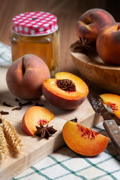 Arranjo de frutas deliciosas de alto ângulo