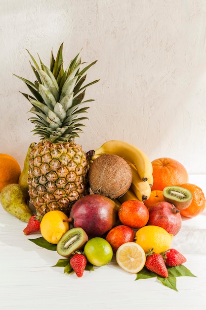 Foto grátis arranjo de frutas saborosas de alto ângulo