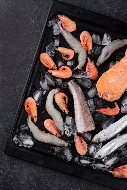 Foto grátis arranjo de frutos do mar congelados na mesa