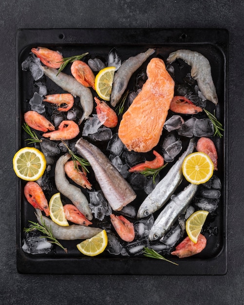 Foto grátis arranjo de frutos do mar congelados na mesa