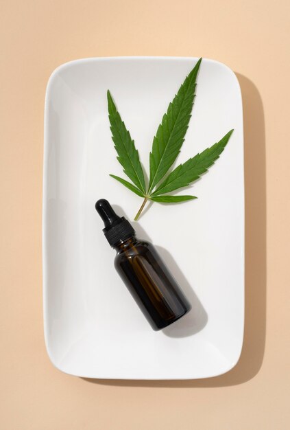 Arranjo de garrafa de óleo de cannabis