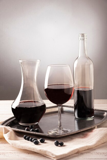 Arranjo de garrafas e copo de vinho