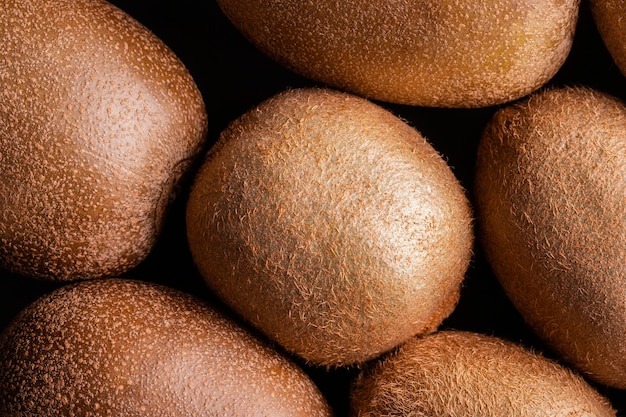 Foto grátis arranjo de kiwi delicioso de vista de cima