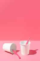 Foto grátis arranjo de lâminas de barbear rosa e copo
