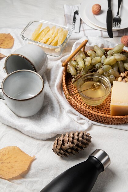 Arranjo de lanches e xícaras de alto ângulo