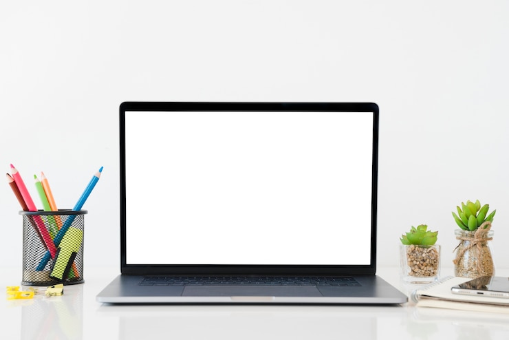 Foto grátis arranjo de laptop e lápis