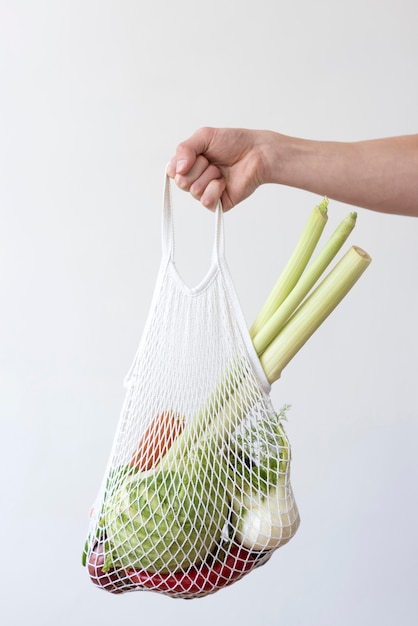 Foto grátis arranjo de legumes em uma sacola de tecido