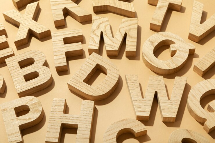 Foto grátis arranjo de letras de madeira de alto ângulo