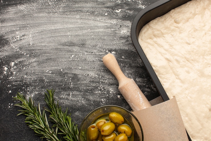 Foto grátis arranjo de massa de focaccia e ervas