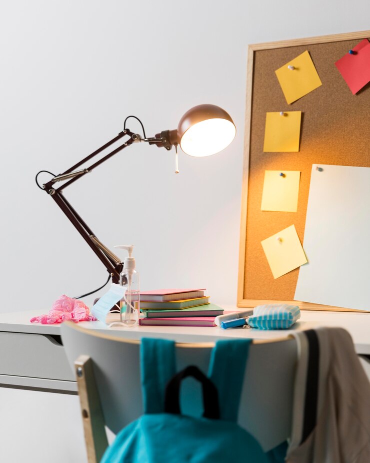 Foto grátis arranjo de material escolar no quarto infantil