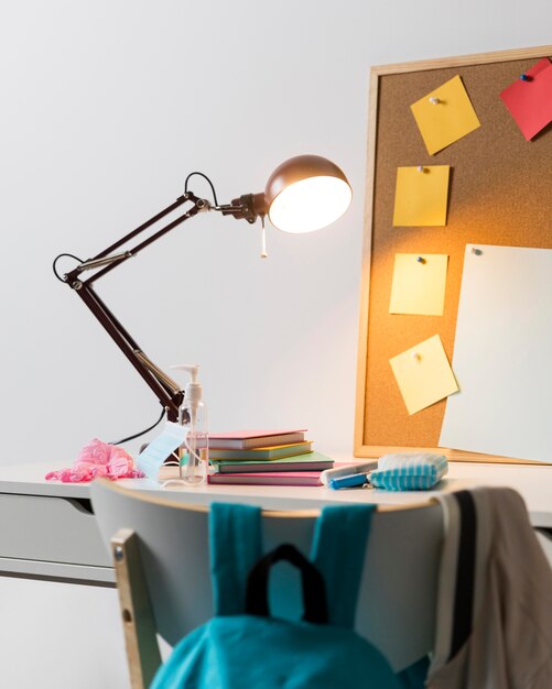 Arranjo de material escolar no quarto infantil