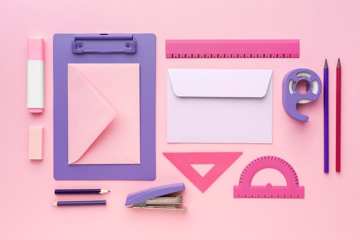 Foto grátis arranjo de material escolar plano