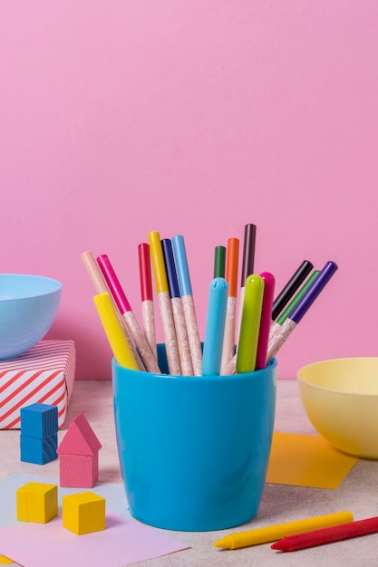 Arranjo de mesa com canetas coloridas