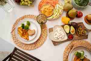 Foto grátis arranjo de mesa com comida para evento de casamento