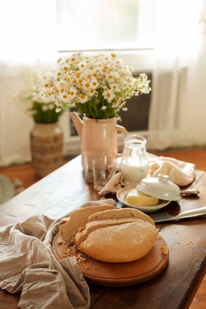 Arranjo de mesa com flores e comida