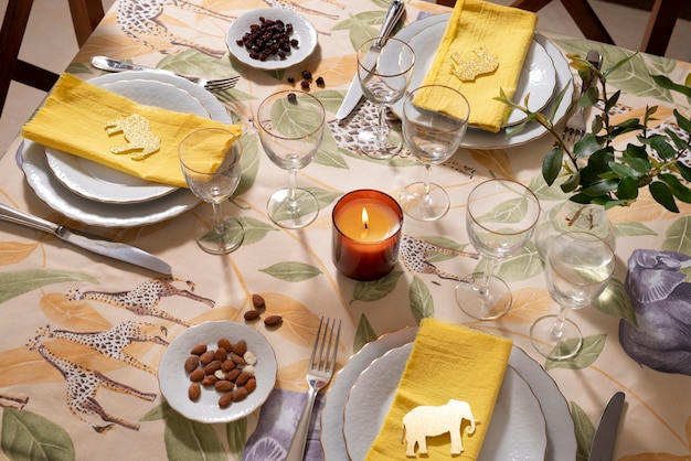 Foto grátis arranjo de mesa de alto ângulo com copos