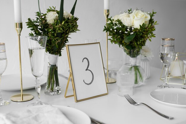 Arranjo de mesa de casamento com belas flores.