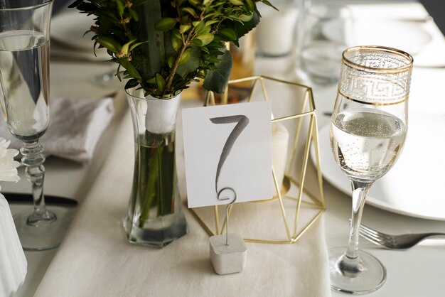 Arranjo de mesa de casamento com plantas