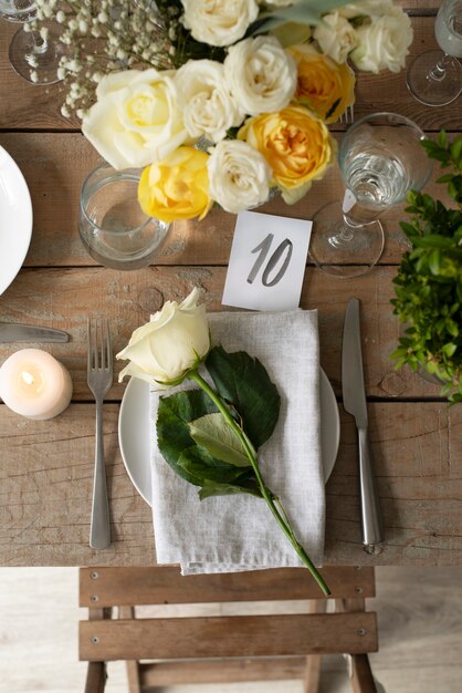 Arranjo de mesa de casamento com vista superior de flores