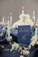 Foto grátis arranjo de mesa de casamento de alto ângulo com número