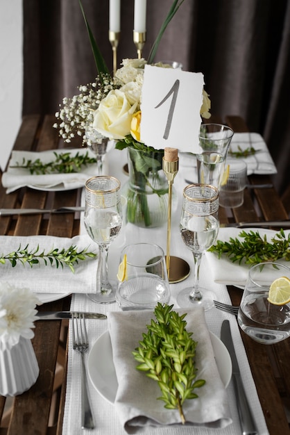 Arranjo de mesa de casamento de alto ângulo com pratos