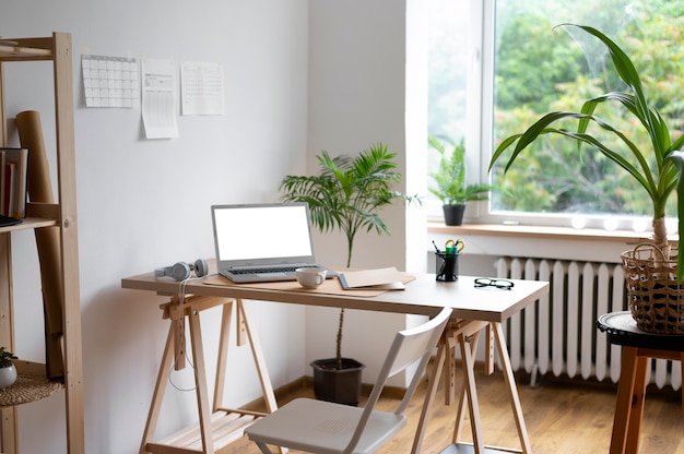 Foto grátis arranjo de mesa em ângulo alto com laptop