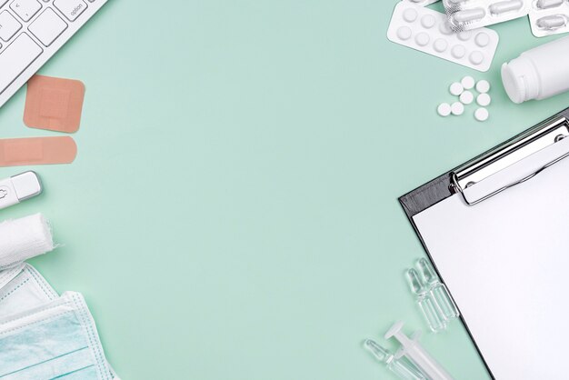 Arranjo de mesa médica leigos plana com espaço de cópia sobre fundo verde