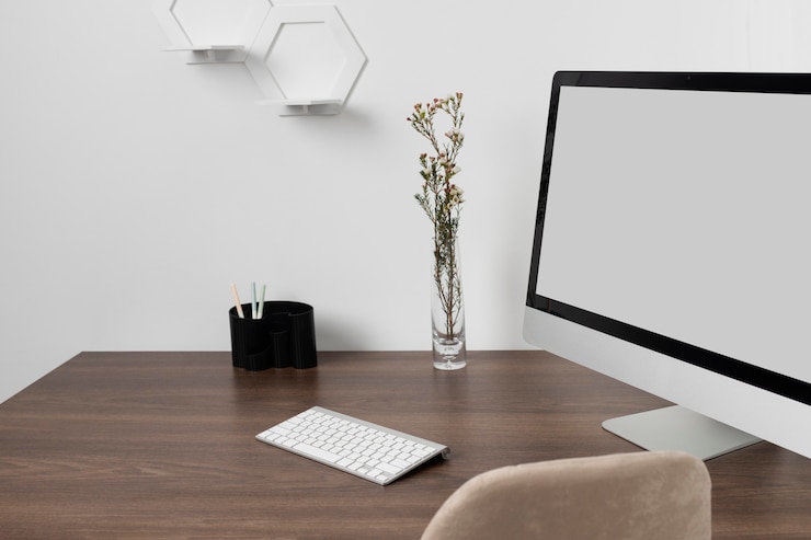 Foto grátis arranjo de mesa minimalista com monitor