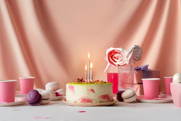 Arranjo de mesa para evento de aniversário com bolo e velas