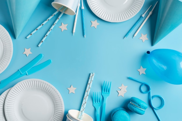 Arranjo de mesa para evento de aniversário com pratos e estrelas