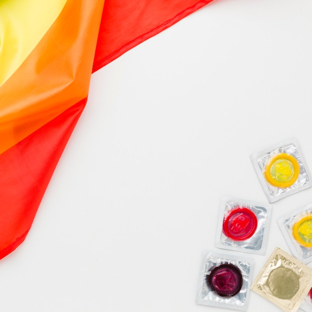 Foto grátis arranjo de método de contracepção com bandeira lgbt