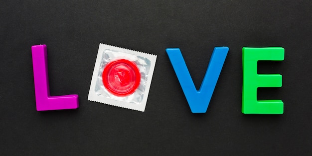 Arranjo de método de contracepção com letras de amor