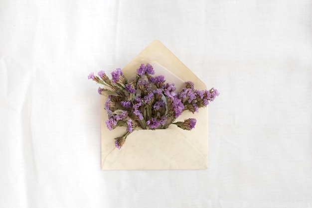 Foto grátis arranjo de natureza morta para dia de paz com flores