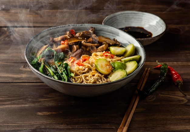 Arranjo de noodles em alto ângulo em uma tigela