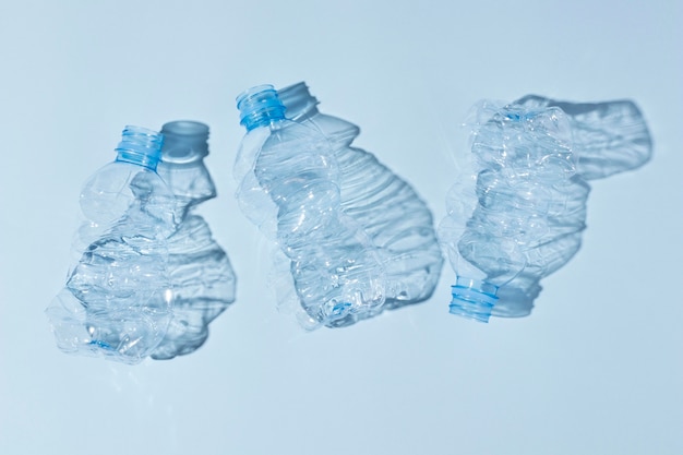 Arranjo de objetos de plástico não ecológicos