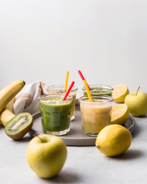 Foto grátis arranjo de óculos de smoothie delicioso