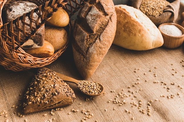 Arranjo de pães crocantes cozidos