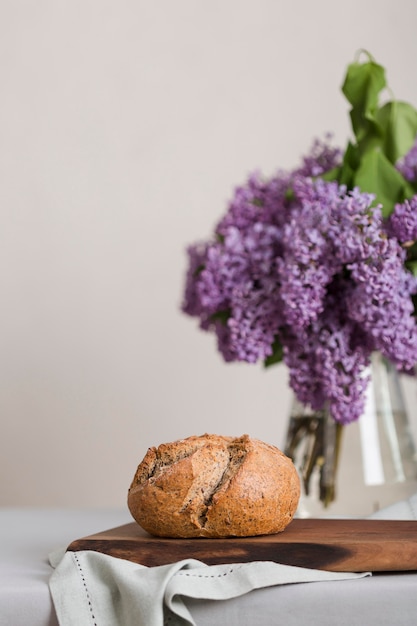 Foto grátis arranjo de pão com flores