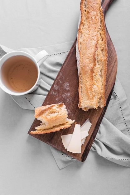 Foto grátis arranjo de pão com uma xícara de chá