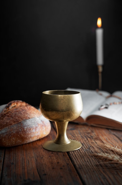 Foto grátis arranjo de pão e vinho ainda vida