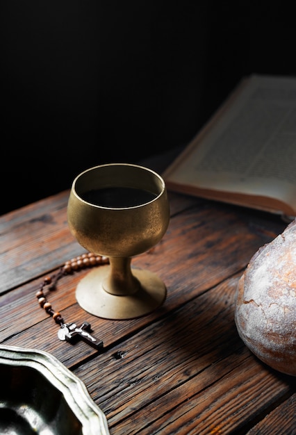 Foto grátis arranjo de pão e vinho ainda vida