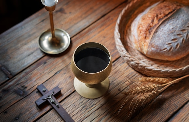 Foto grátis arranjo de pão e vinho ainda vida