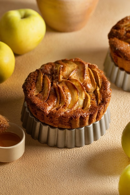 Foto grátis arranjo de pastelaria e maçãs de alto ângulo