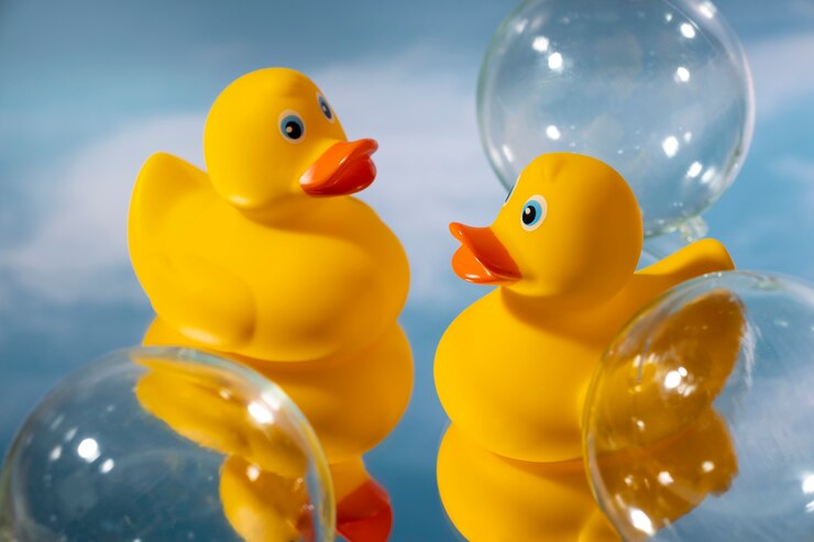 Foto grátis arranjo de patos de borracha ainda vida
