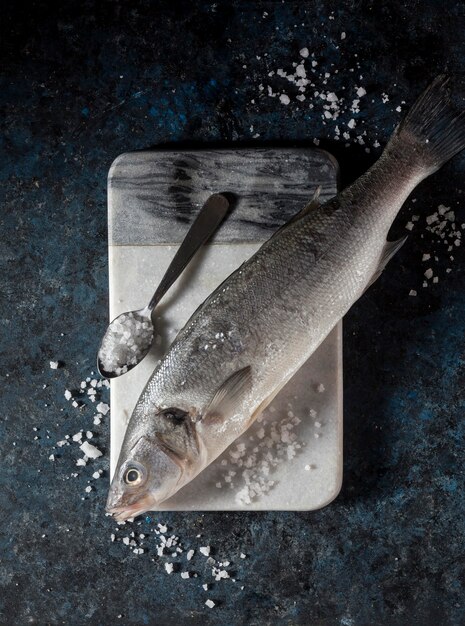 Arranjo de peixe cru para cozinhar
