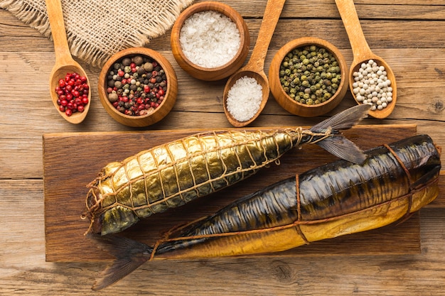 Arranjo de peixes defumados e temperos