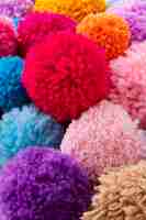 Foto grátis arranjo de pompons coloridos de alto ângulo