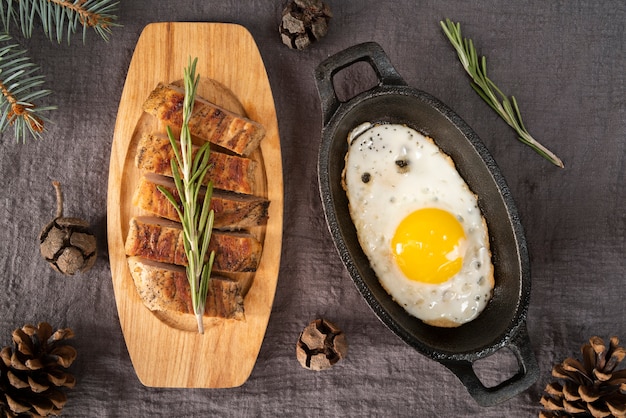 Arranjo de postura plana com carne e ovo