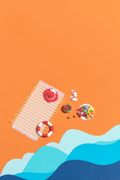 Arranjo de praia de verão feito de diferentes materiais