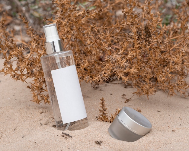 Arranjo de produtos de beleza em areia